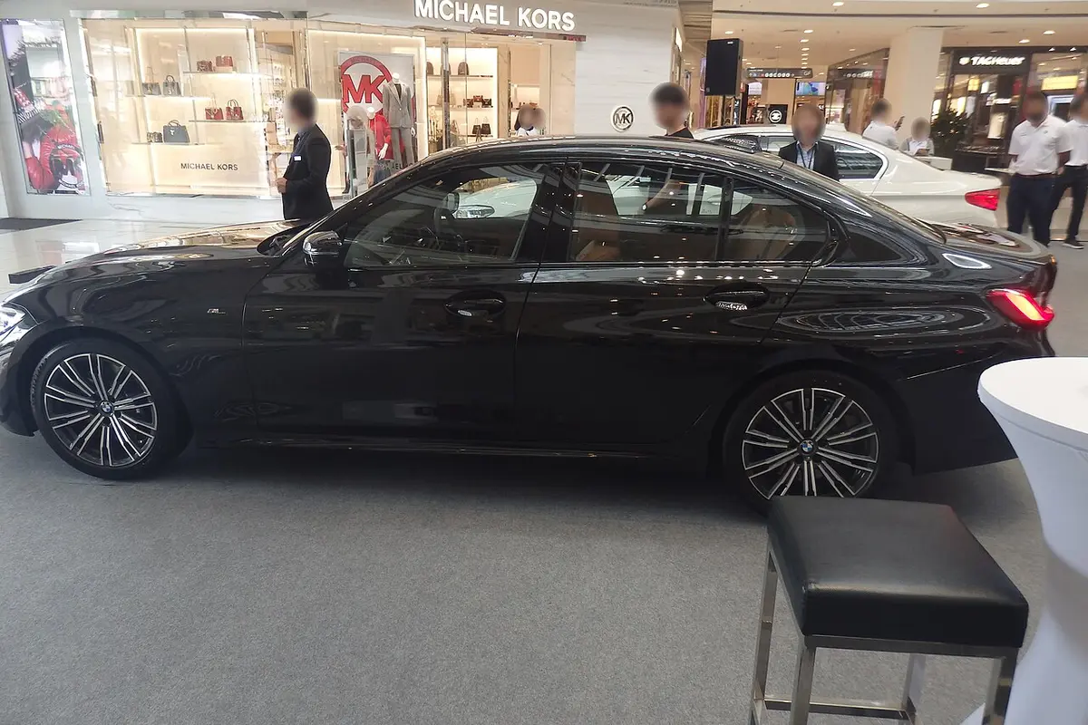 BMW 330i M Sport · Lateral