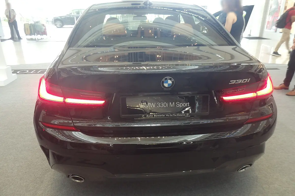 BMW 330i M Sport · Trasera