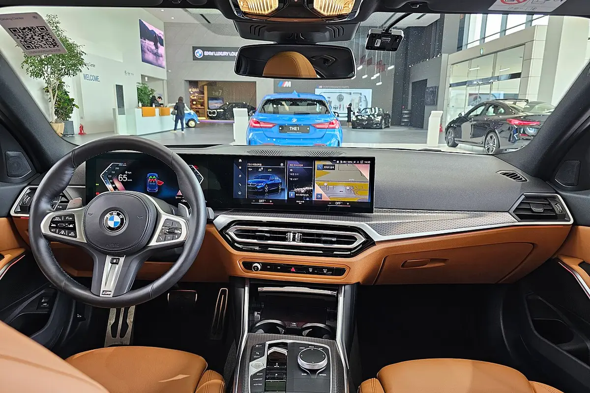 BMW 330i M Sport · Interior
