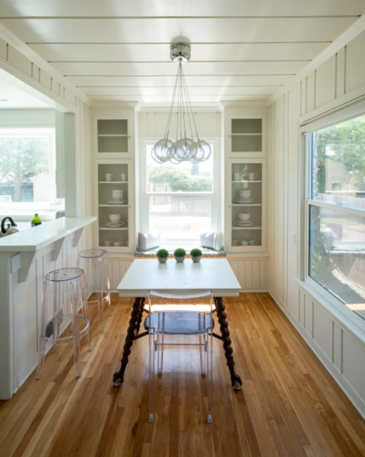Cocina y comedor de diario luminosos