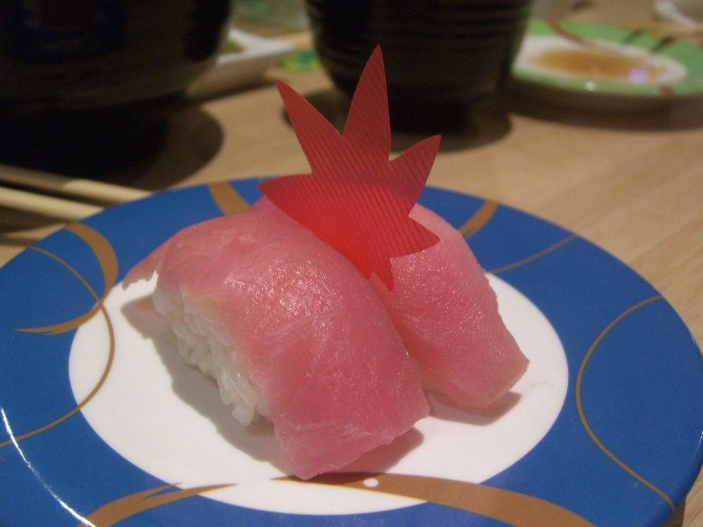 Nigiri de salmón sobre arroz gohan