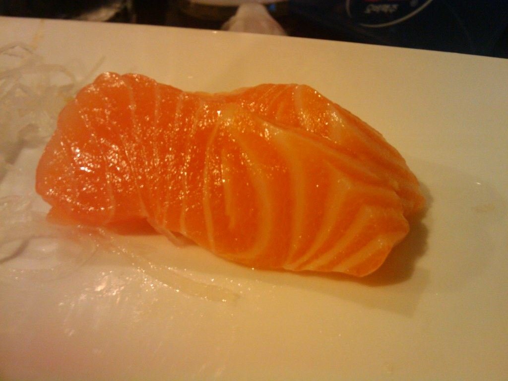 Sashimi de salmón fresco fileteado